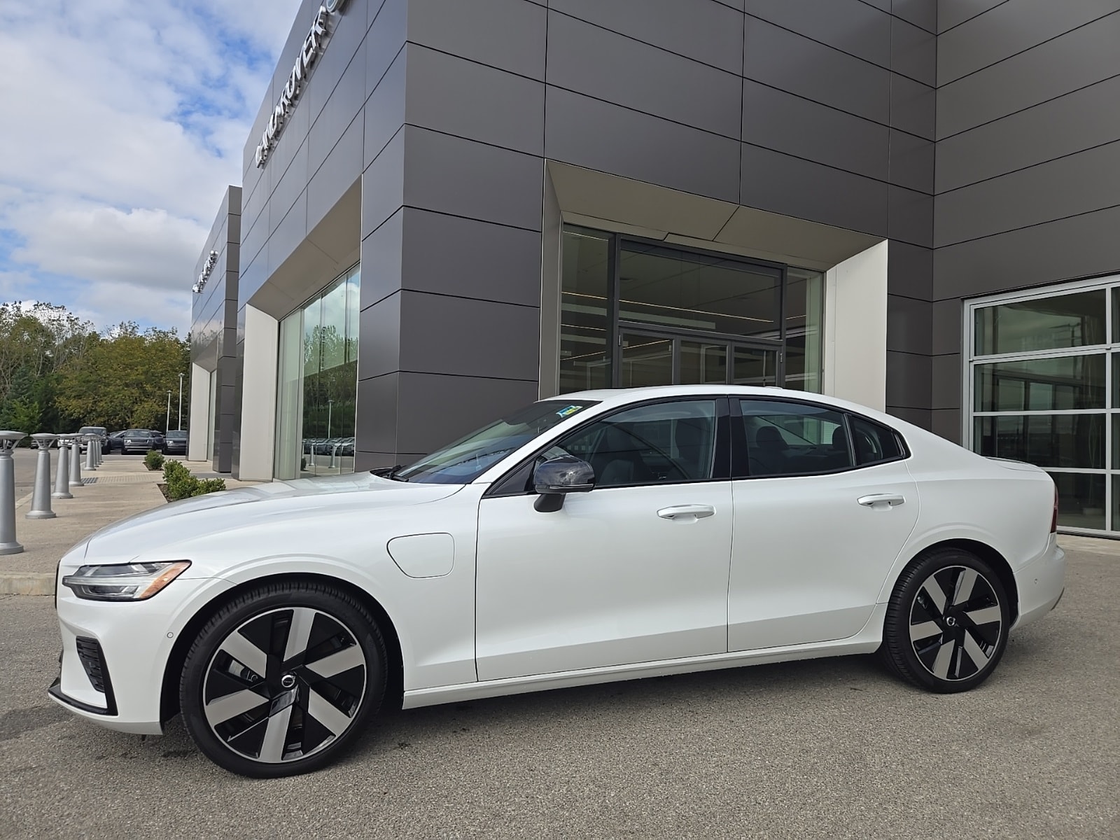 2024 Volvo S60 Plus's photo