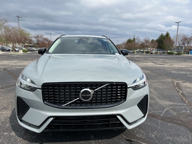 2025 Volvo XC60 B5 Core photo 3