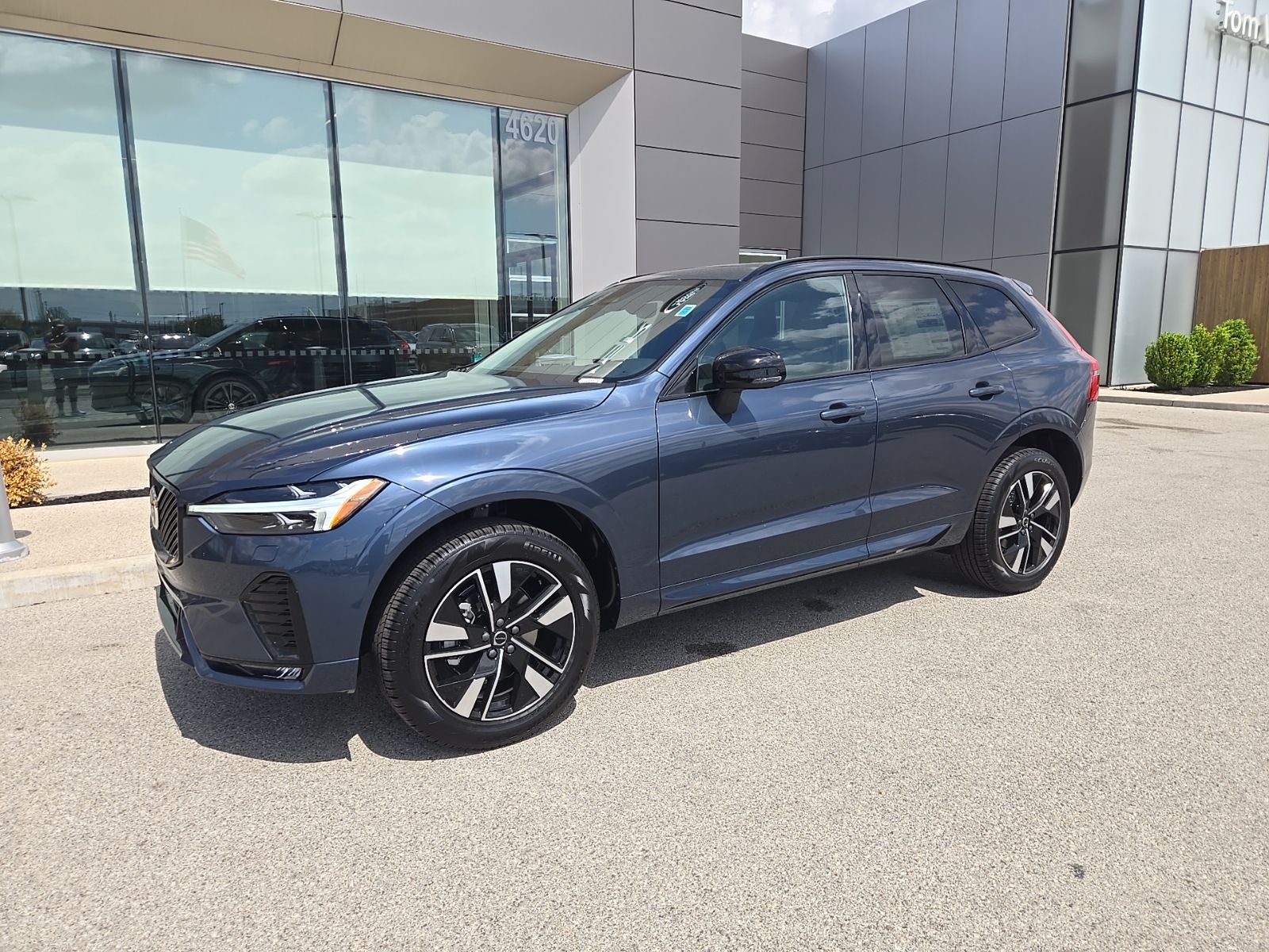 2026 Volvo XC60 B5 Core Dark AWD's photo