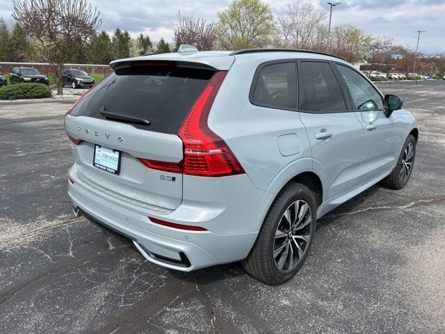 2025 Volvo XC60 B5 Core photo 2
