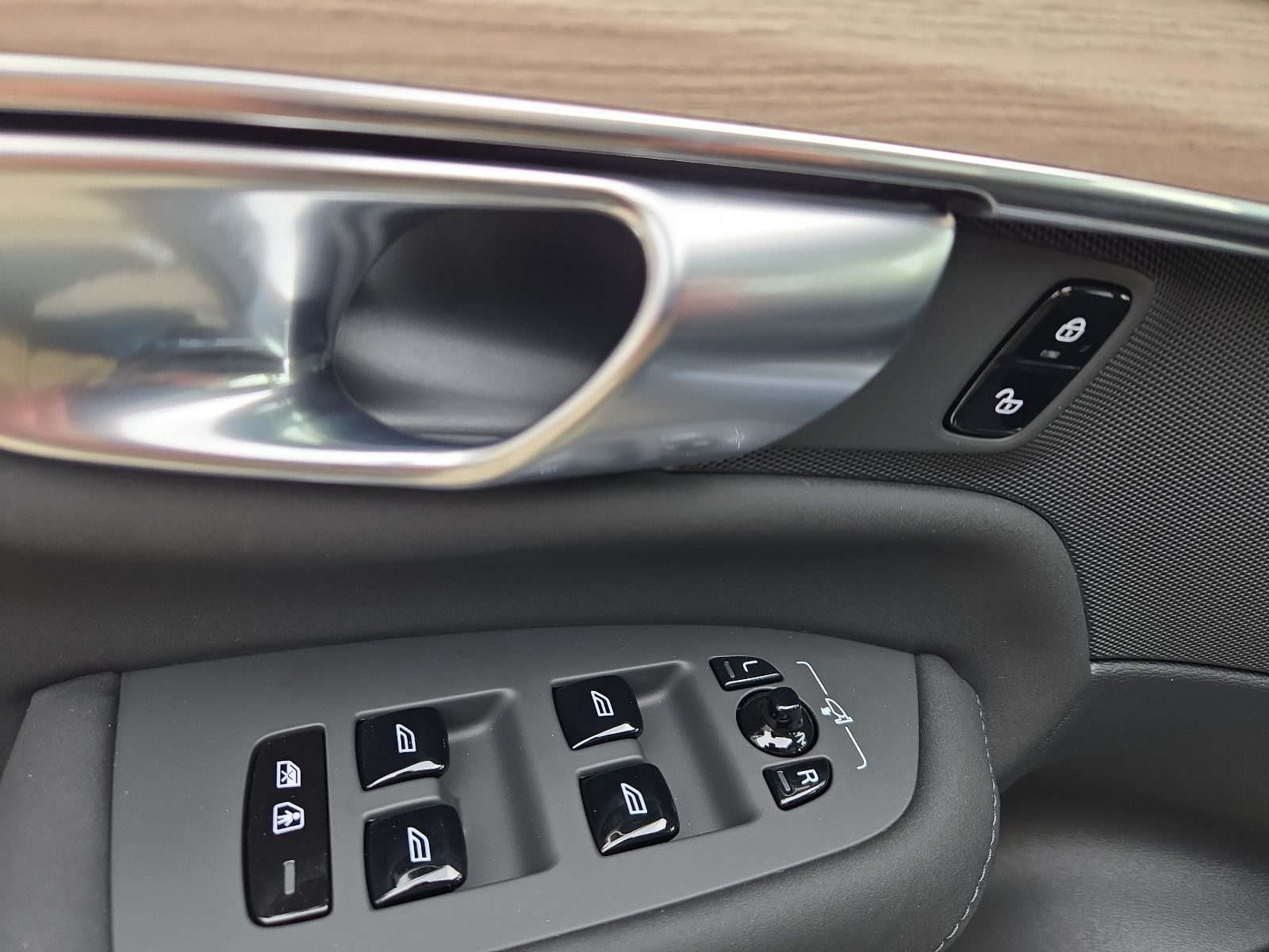 2026 Volvo XC90 Plus - Photo 26