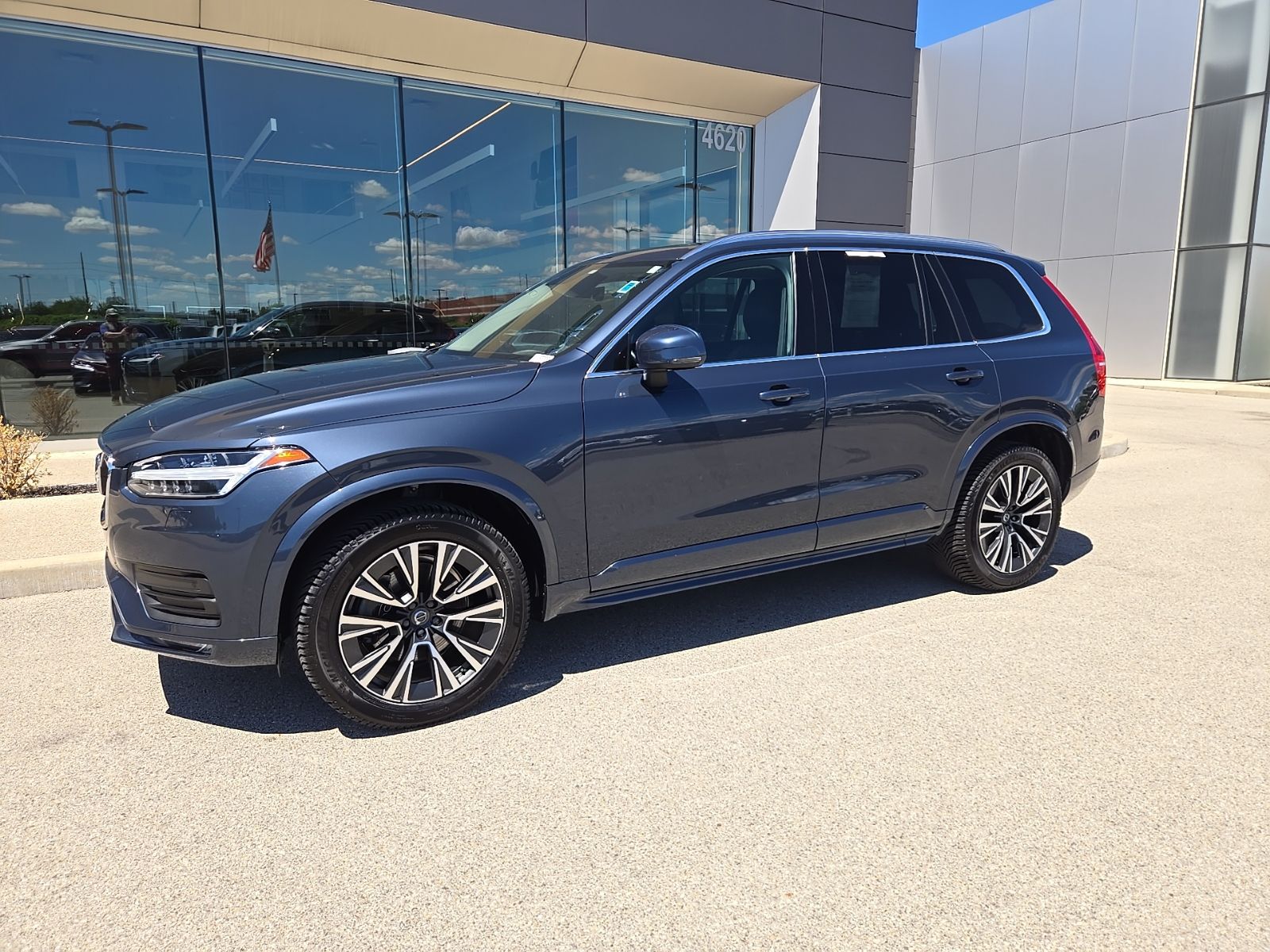 2022 Volvo XC90 T5 Momentum AWD's photo