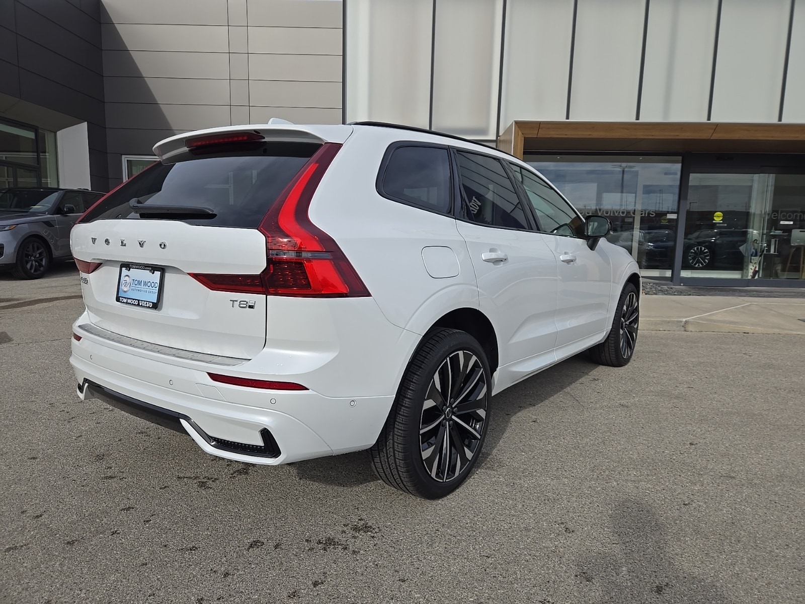 2026 Volvo XC60 Hybrid T8 eAWD photo 2
