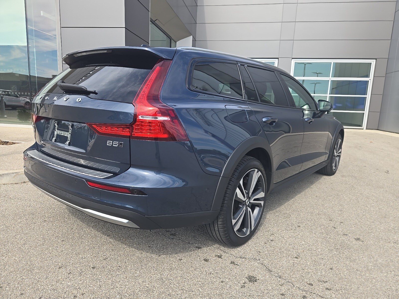 2024 Volvo V60 Cross Country B5 Plus photo 2