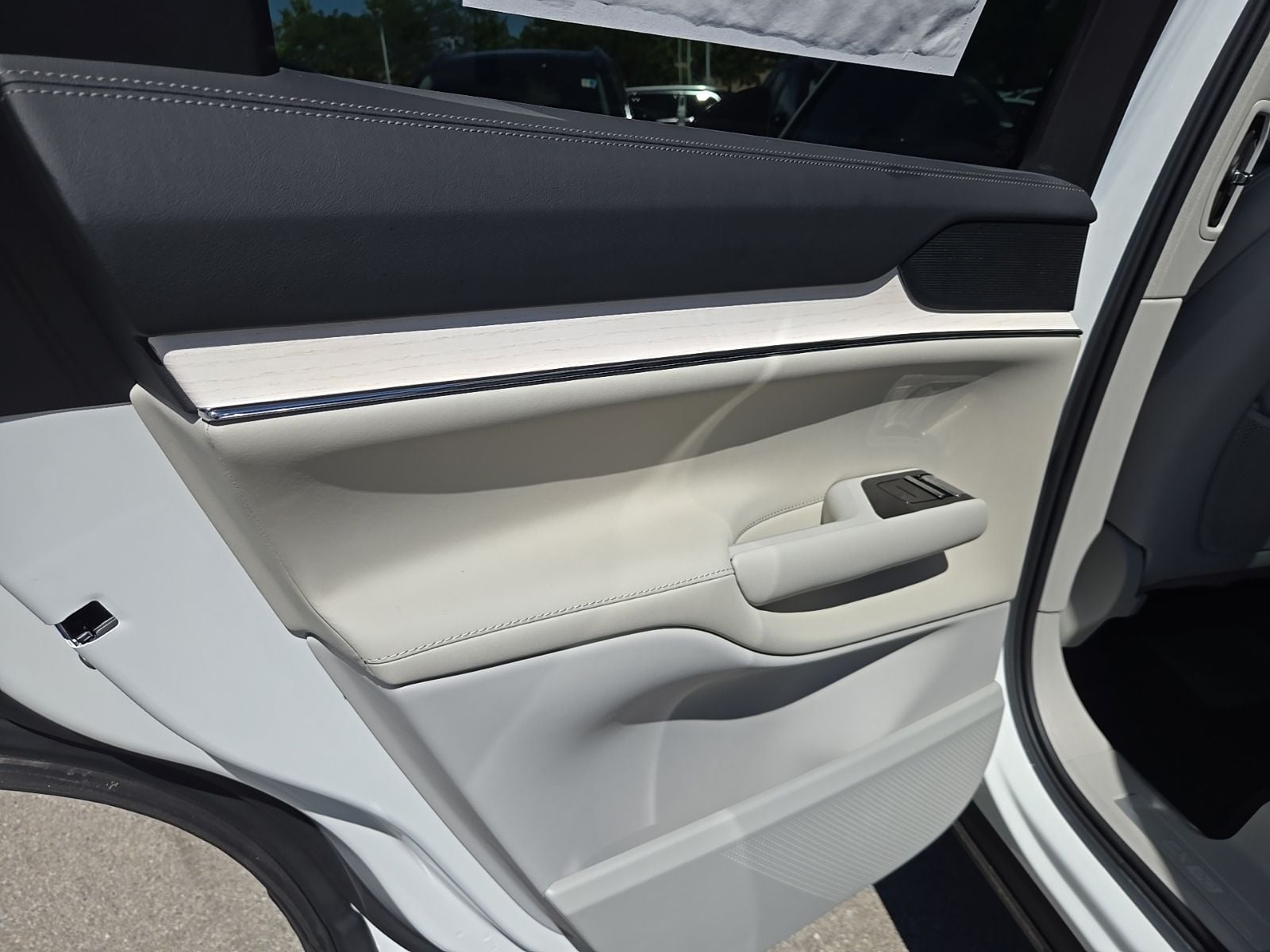 2025 Volvo EX90 Plus - Photo 29