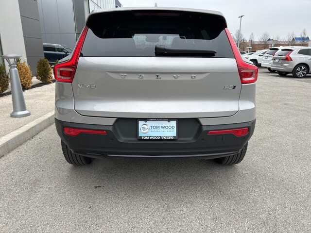 2025 Volvo XC40 photo 4