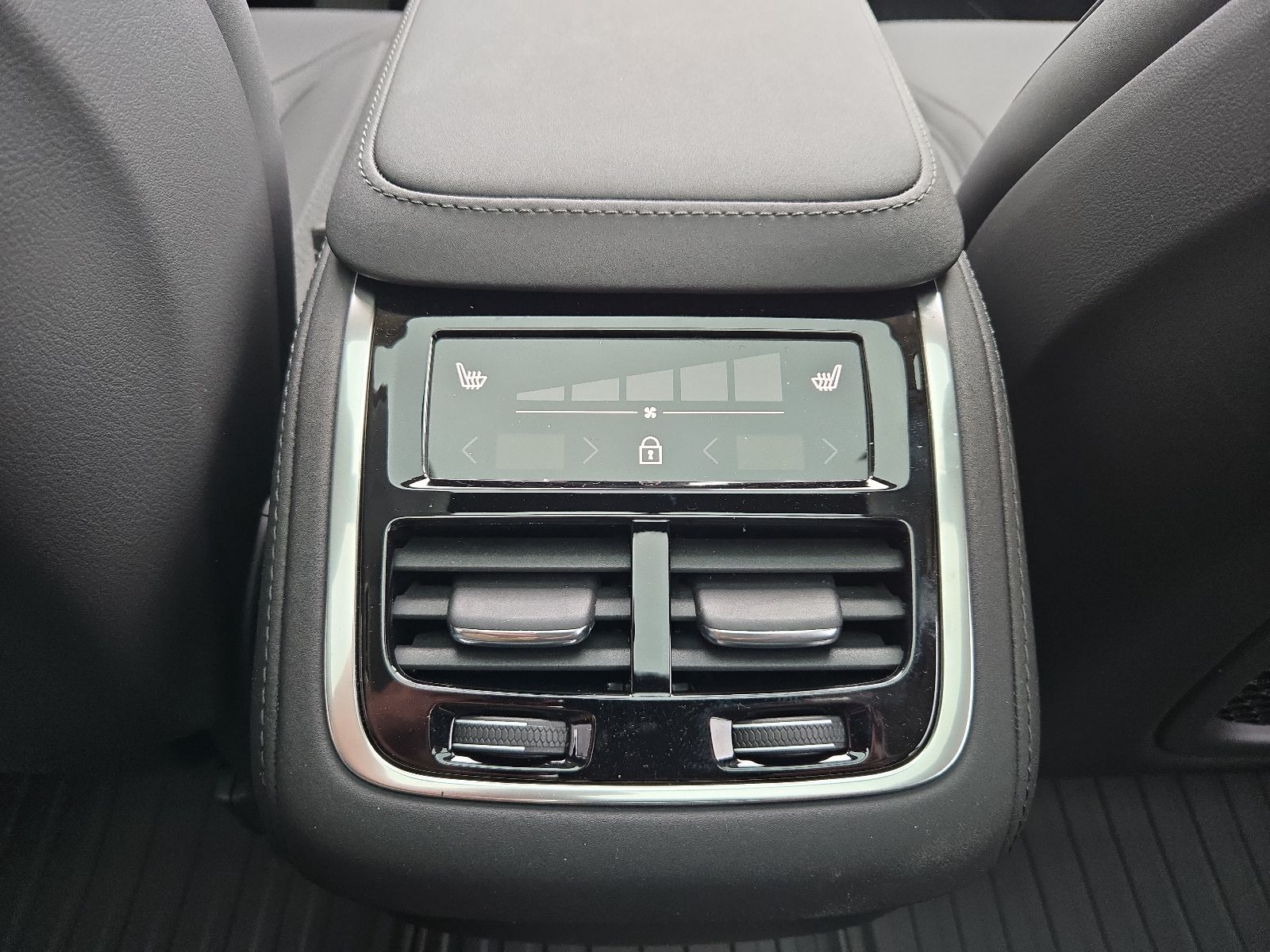 2026 Volvo XC90 Plus - Photo 35