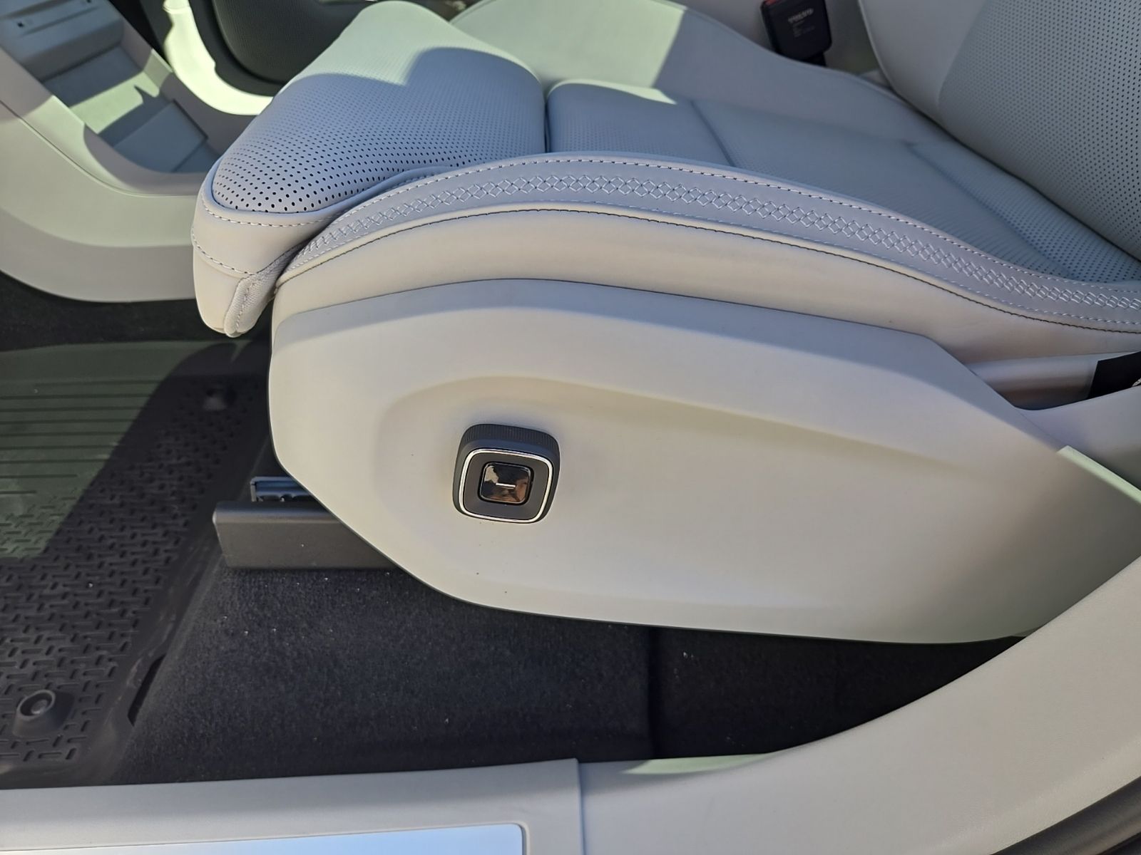 2025 Volvo EX90 Plus - Photo 19