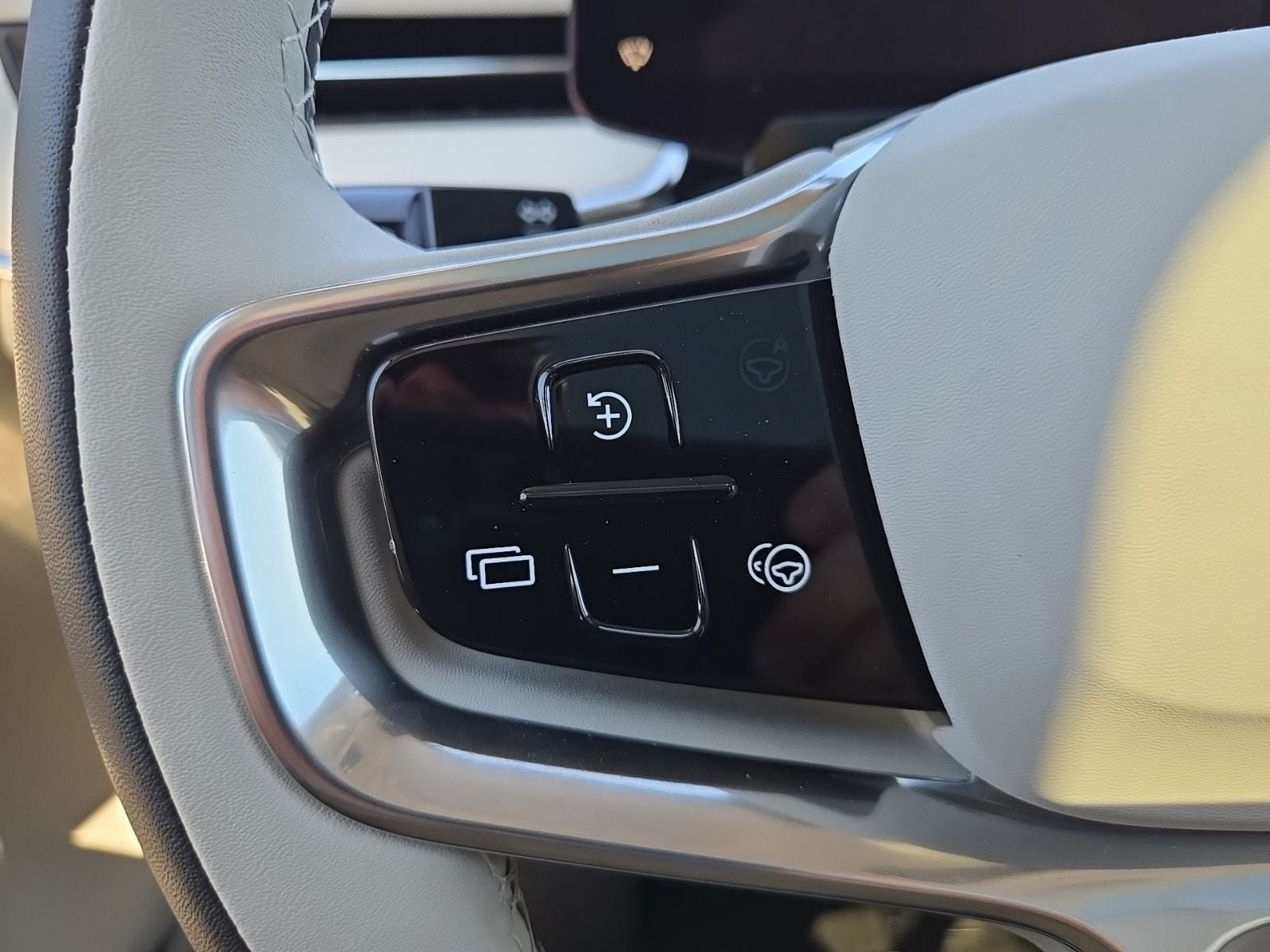 2025 Volvo EX90 Plus - Photo 37