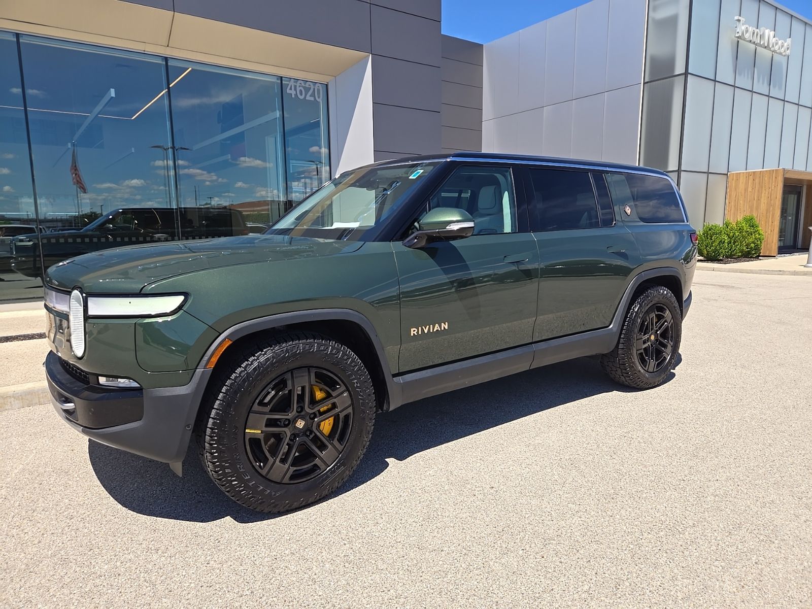2023 Rivian R1S Adventure Quad-Motor Large Pack's photo