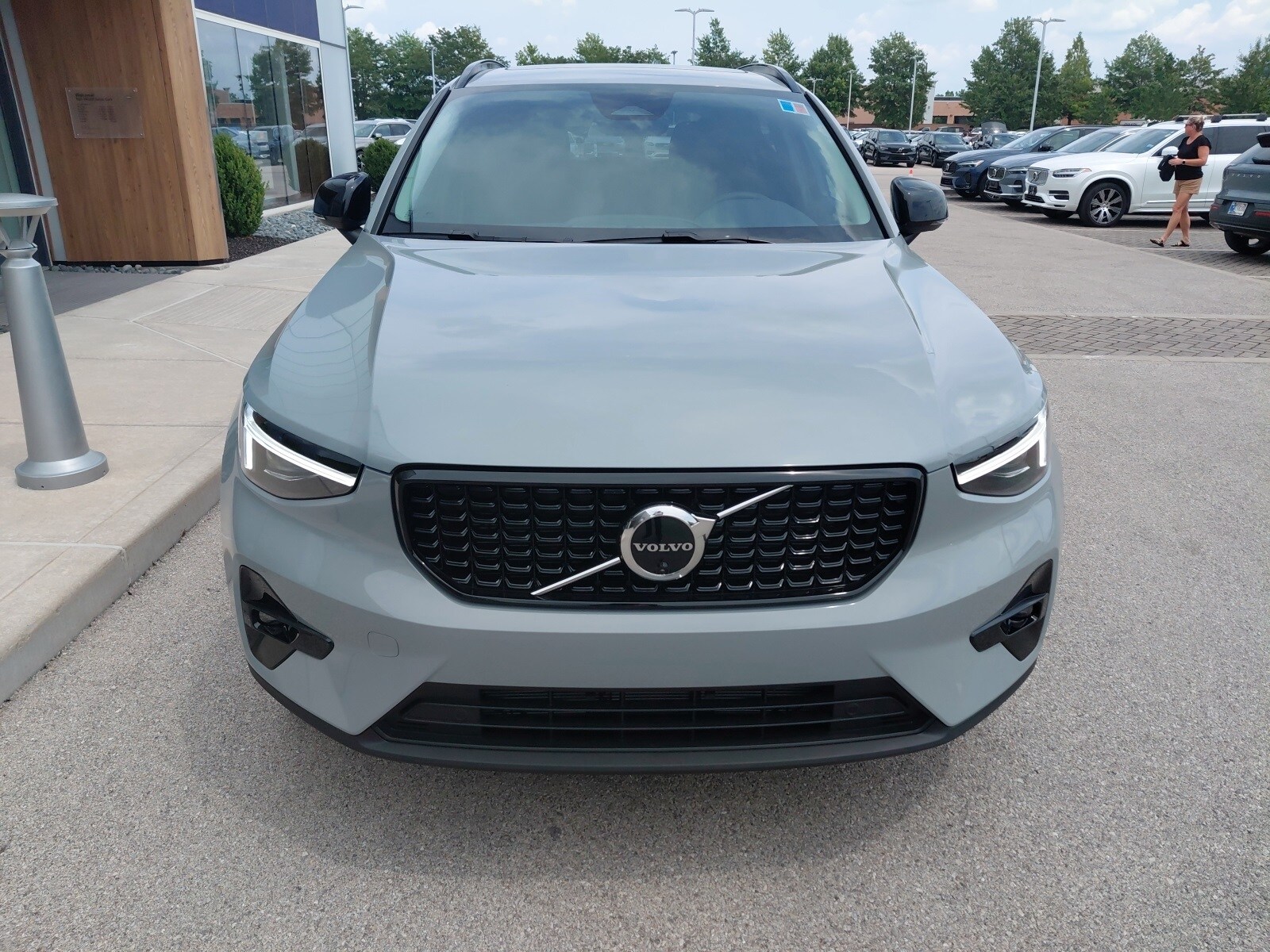 2026 Volvo XC40 Plus photo 3