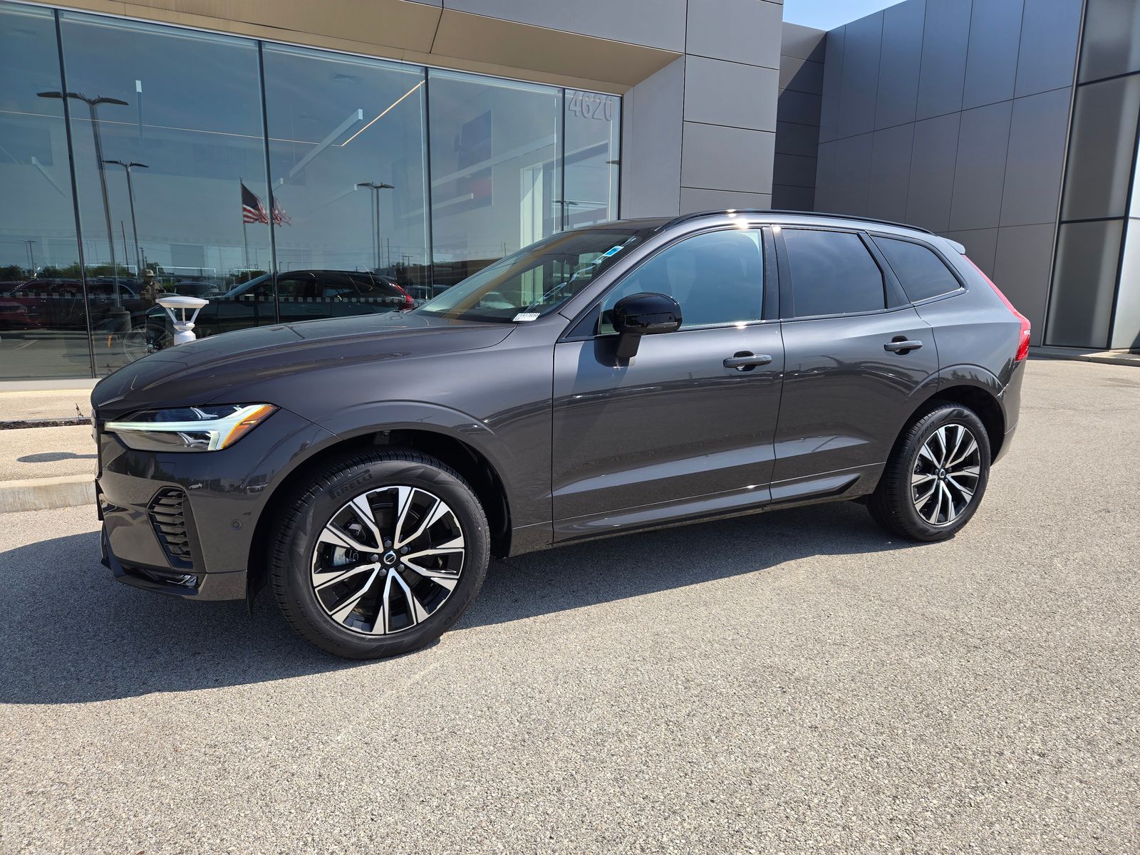 2025 Volvo XC60 B5 Plus Dark AWD's photo