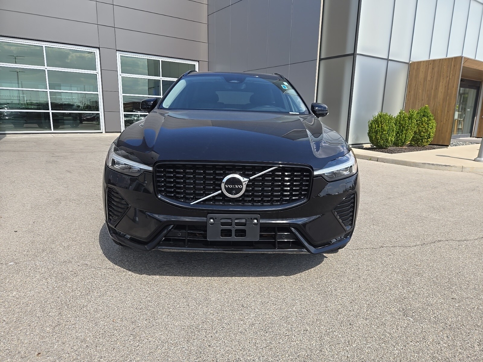 2023 Volvo XC60 B5 Plus photo 2