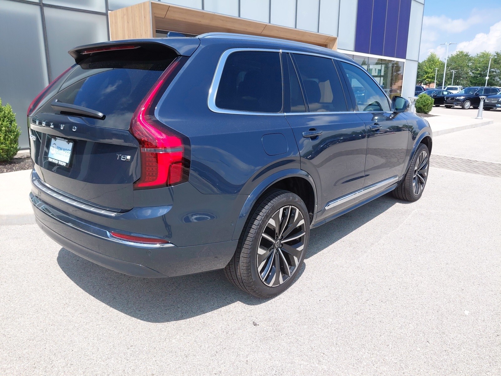 2025 Volvo XC90 T8 Plus photo 2