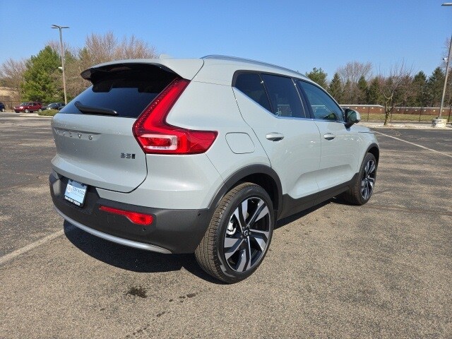 2025 Volvo XC40 photo 2