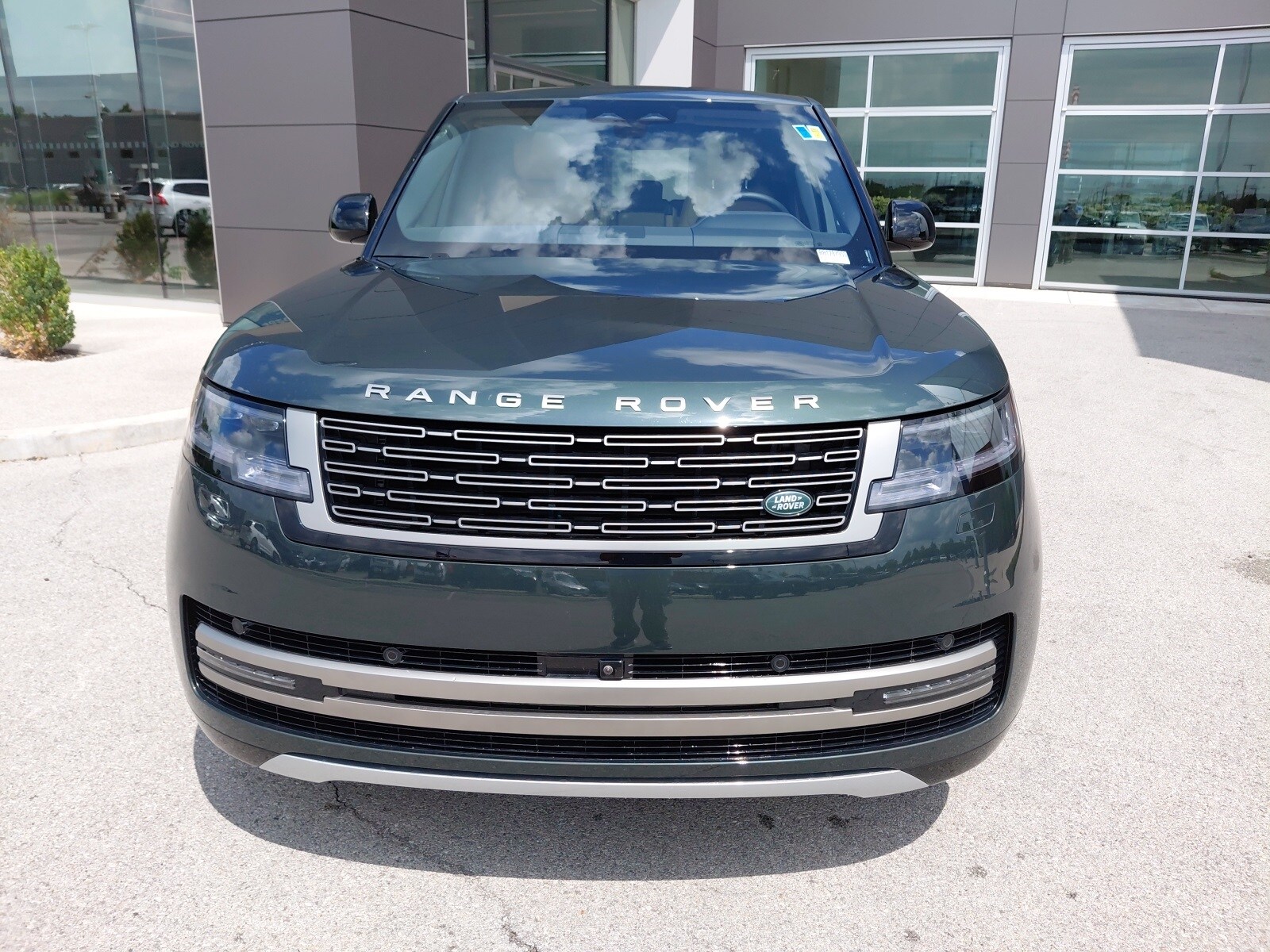2025 Land Rover Range Rover SE photo 3