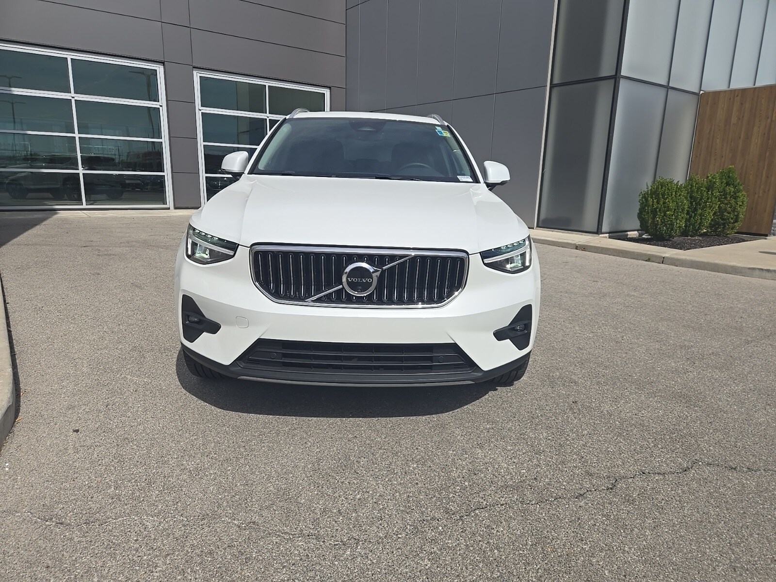 2025 Volvo XC40 Plus photo 3
