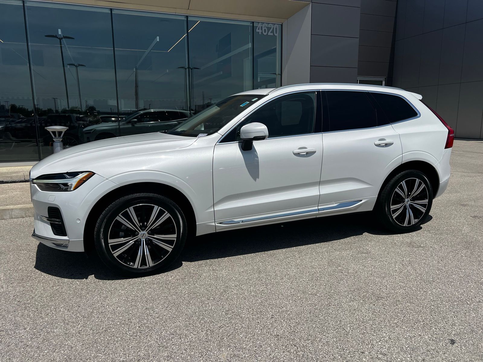 2023 Volvo XC60 B5 Plus Bright Theme AWD's photo