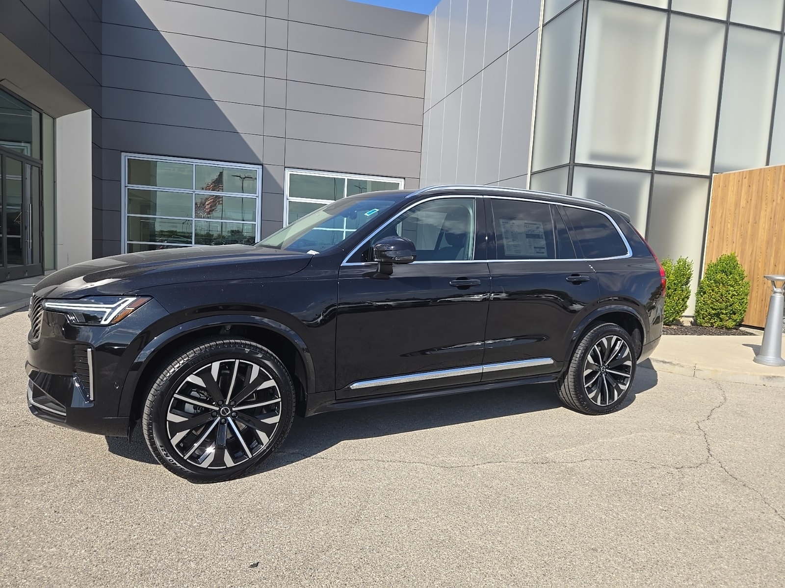 2026 Volvo XC90 Plus's photo