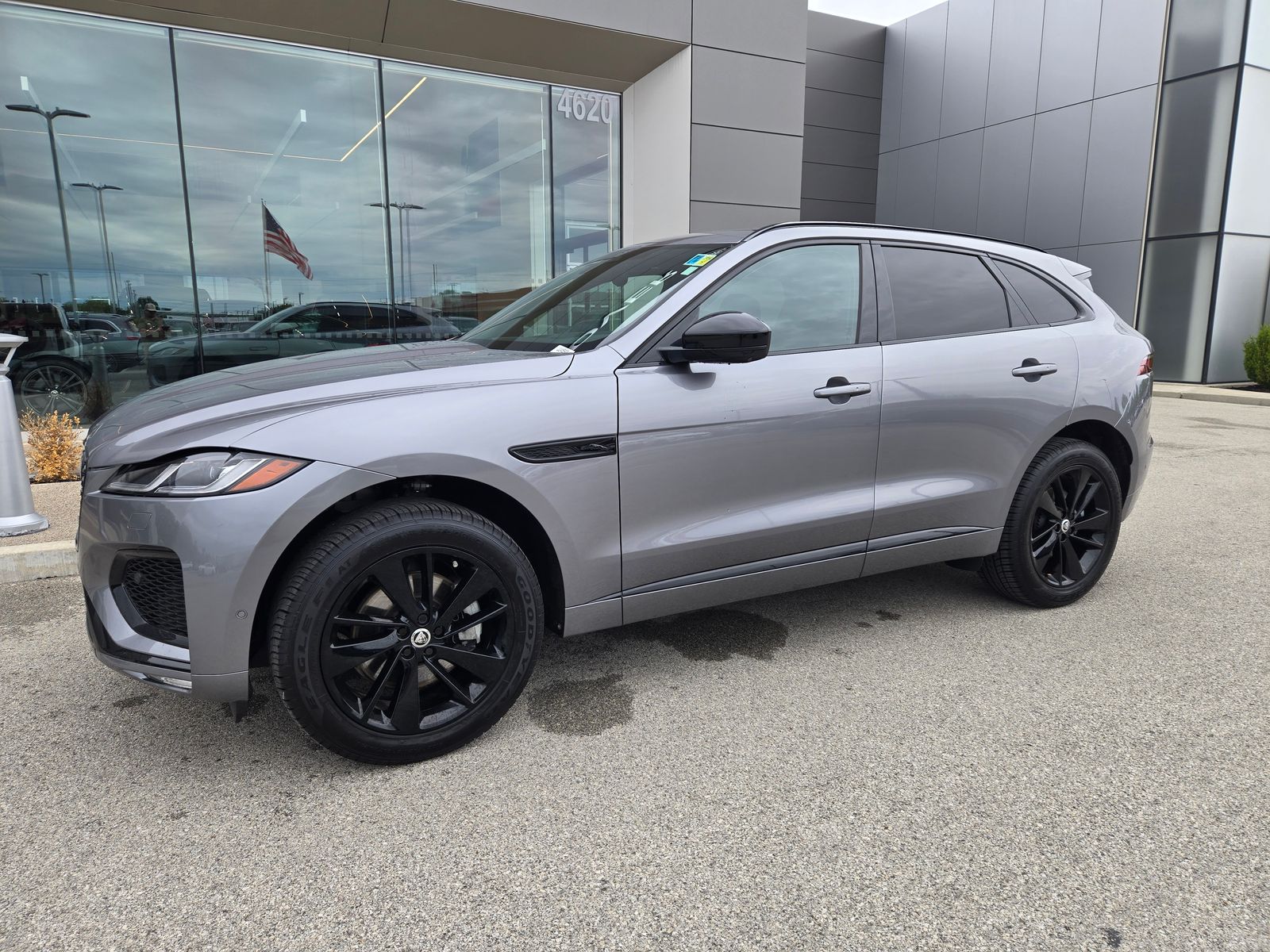 2025 Jaguar F-PACE P250 R-Dynamic S's photo