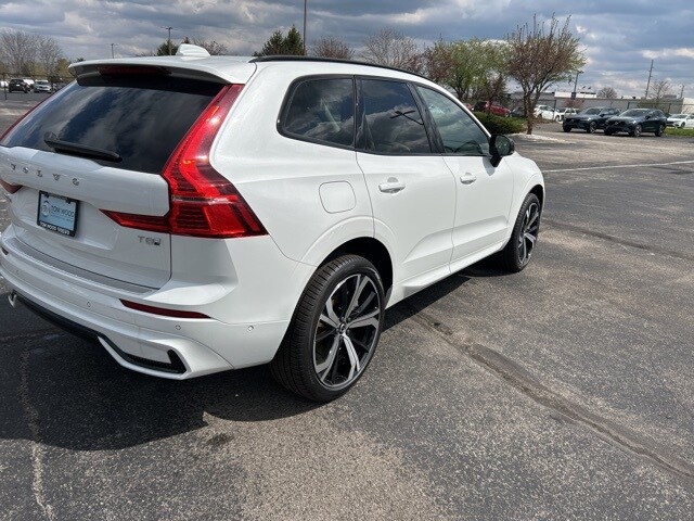 2025 Volvo XC60 T8 photo 2