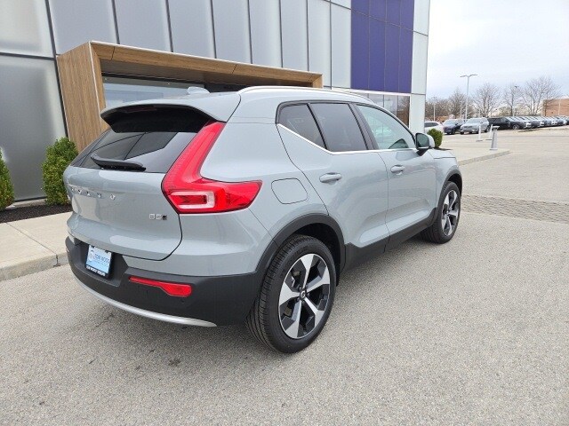 2025 Volvo XC40 Core photo 2
