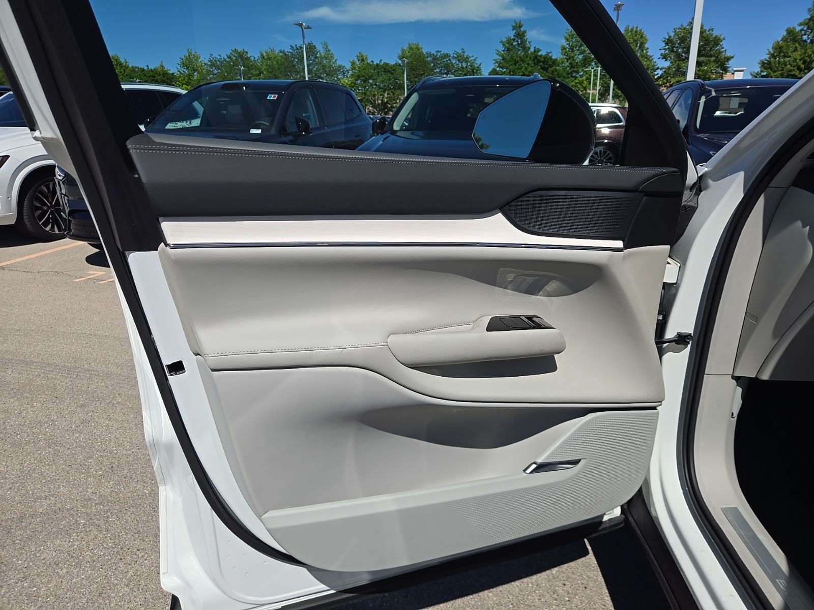 2025 Volvo EX90 Plus - Photo 22
