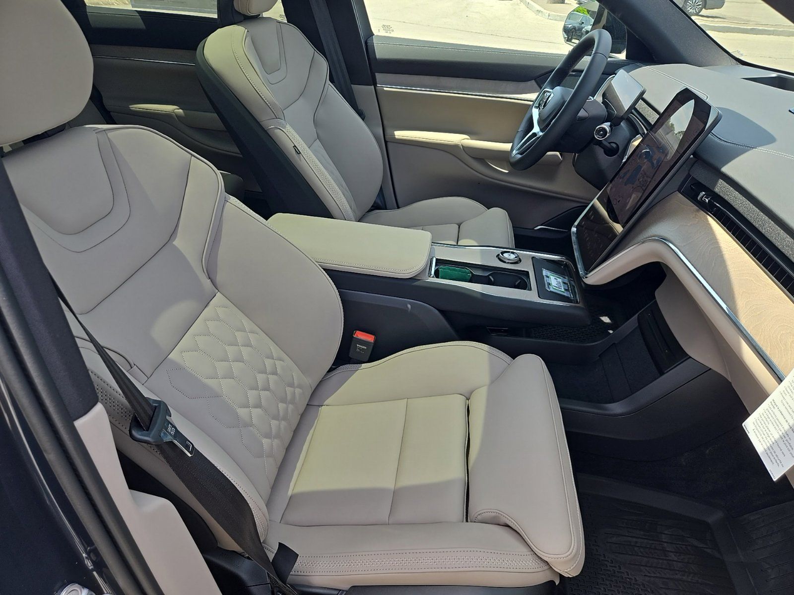 2025 Volvo EX90 Plus - Photo 29