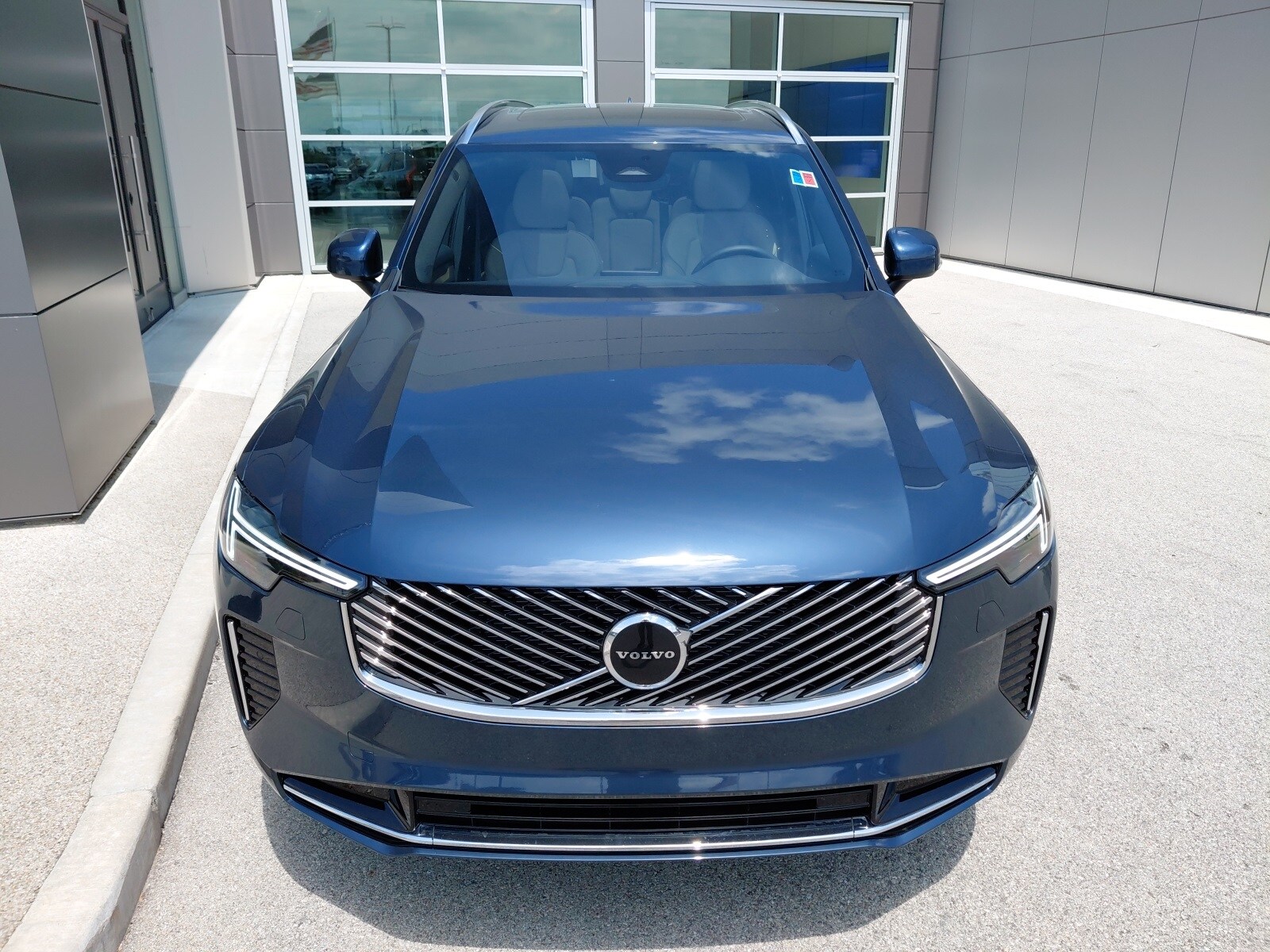 2025 Volvo XC90 Core photo 3
