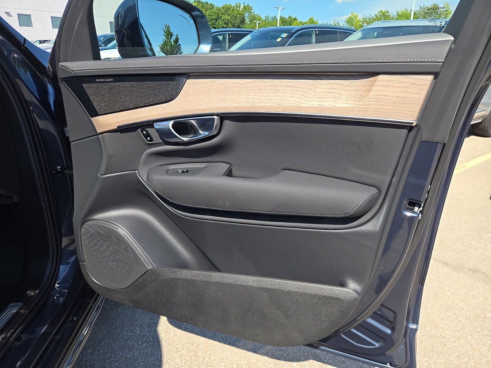 2026 Volvo XC90 Plus - Photo 30