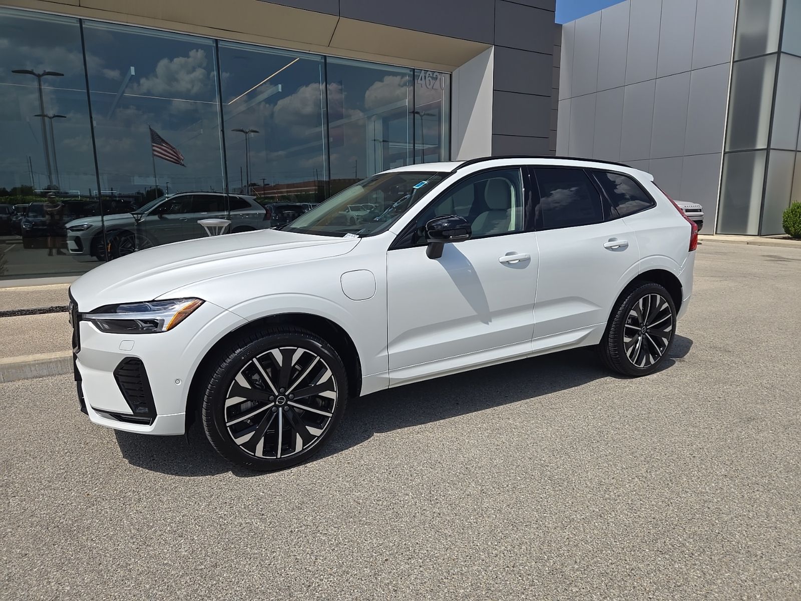2026 Volvo XC60 T8 Ultra Dark AWD's photo