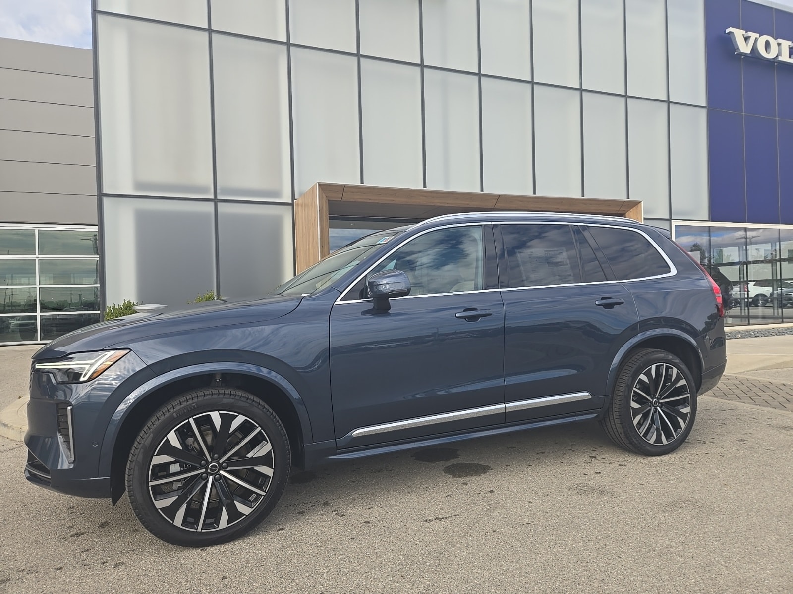 2026 Volvo XC90 Plus's photo