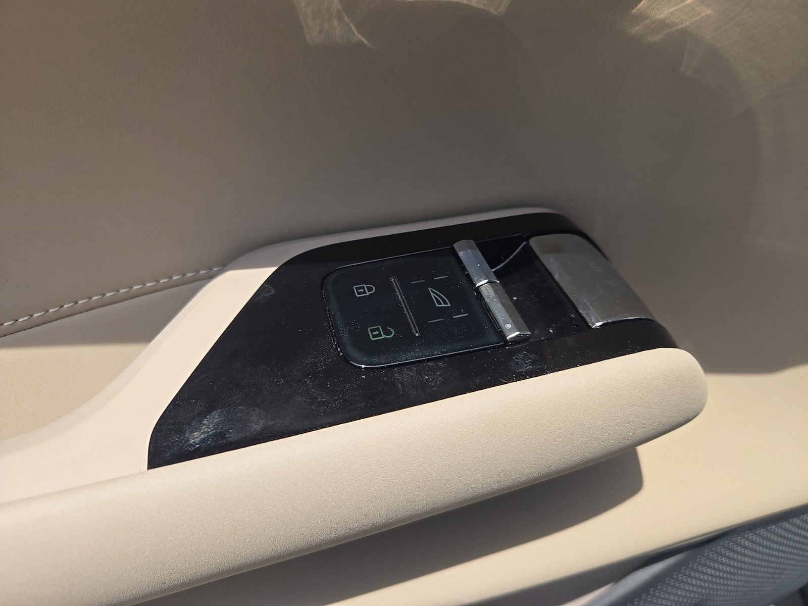 2025 Volvo EX90 Plus - Photo 27