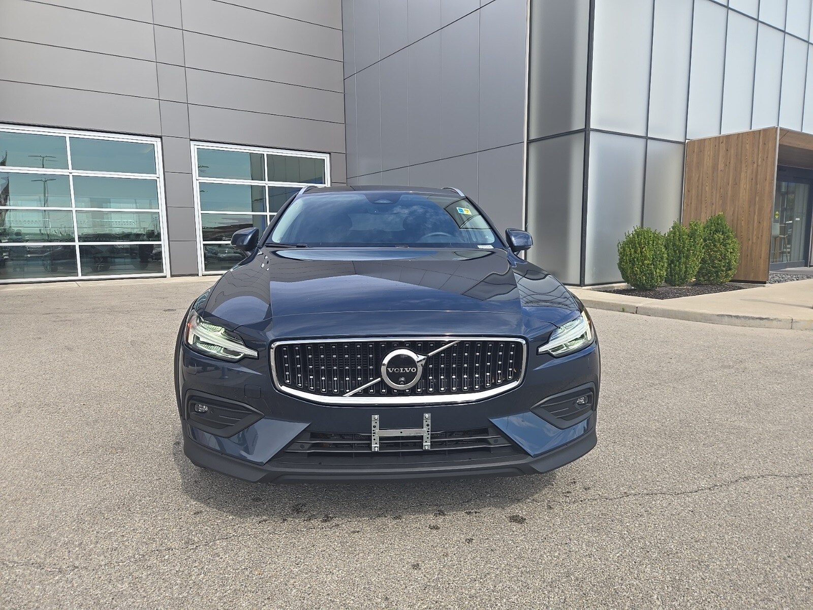 2024 Volvo V60 Cross Country B5 Plus photo 3