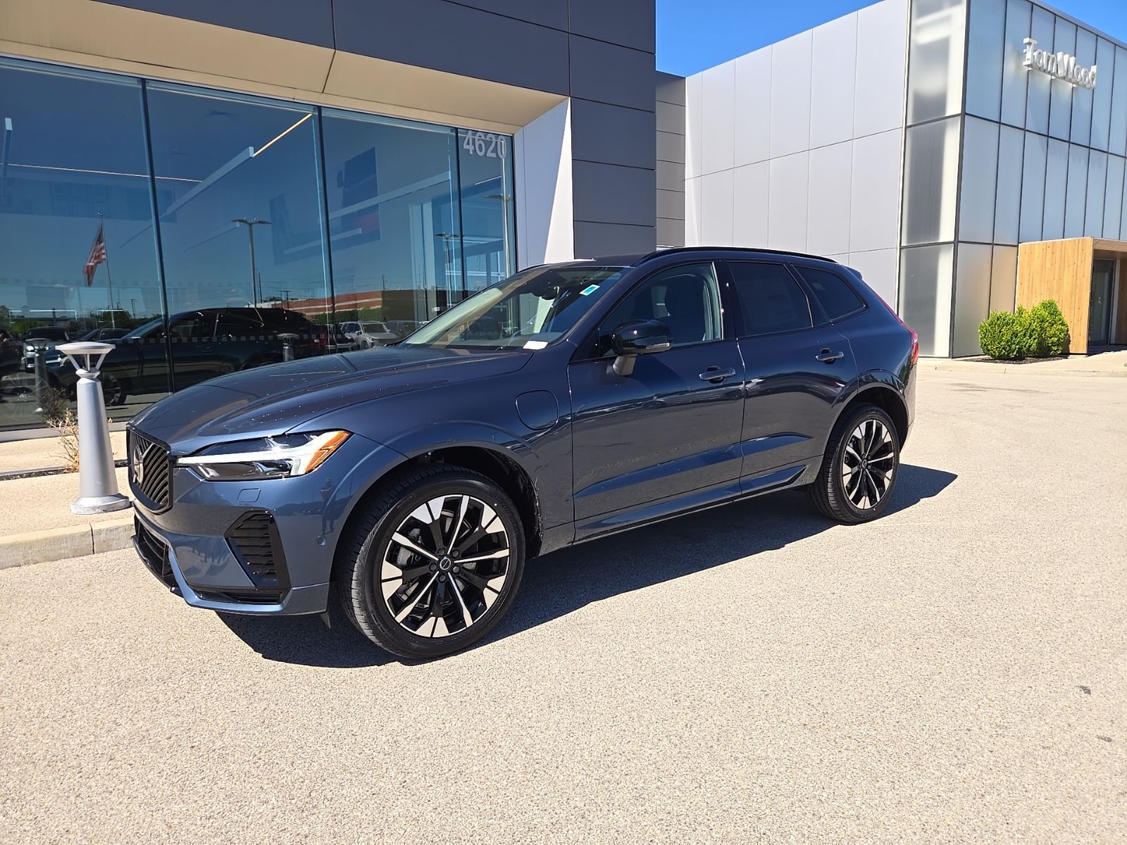 2026 Volvo XC60 T8 Plus Dark AWD's photo