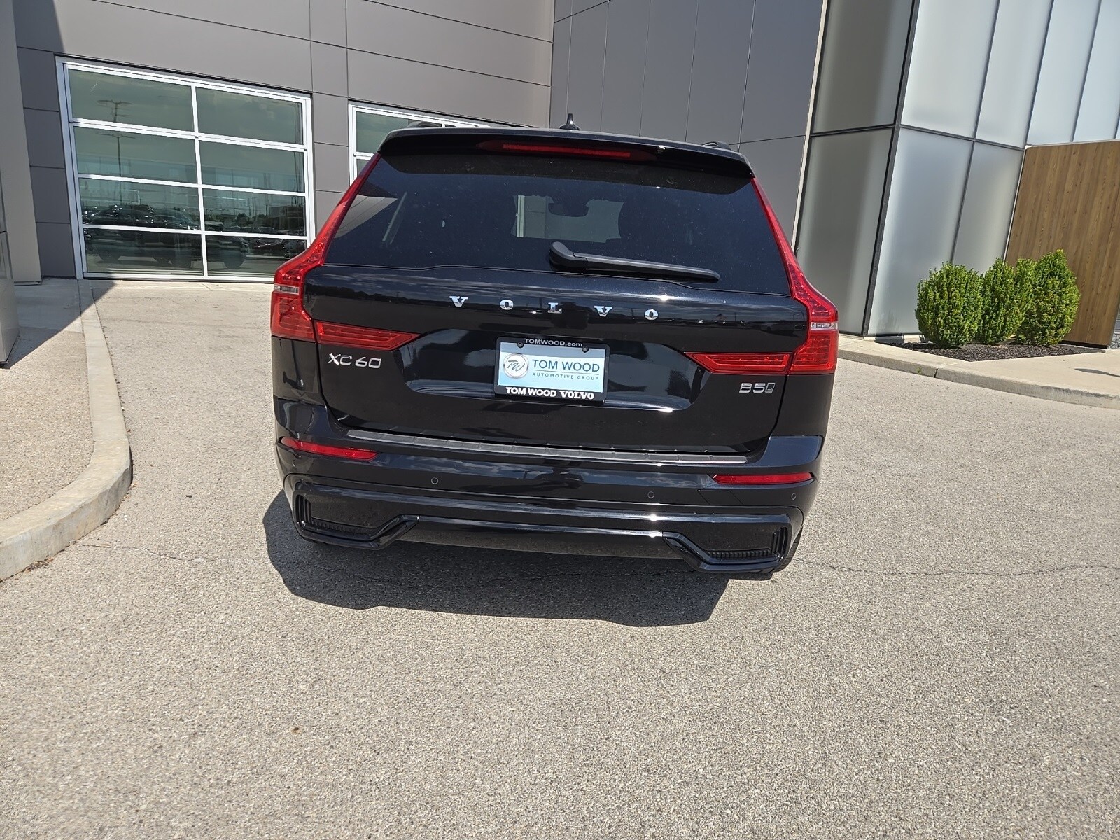 2023 Volvo XC60 B5 Plus photo 3