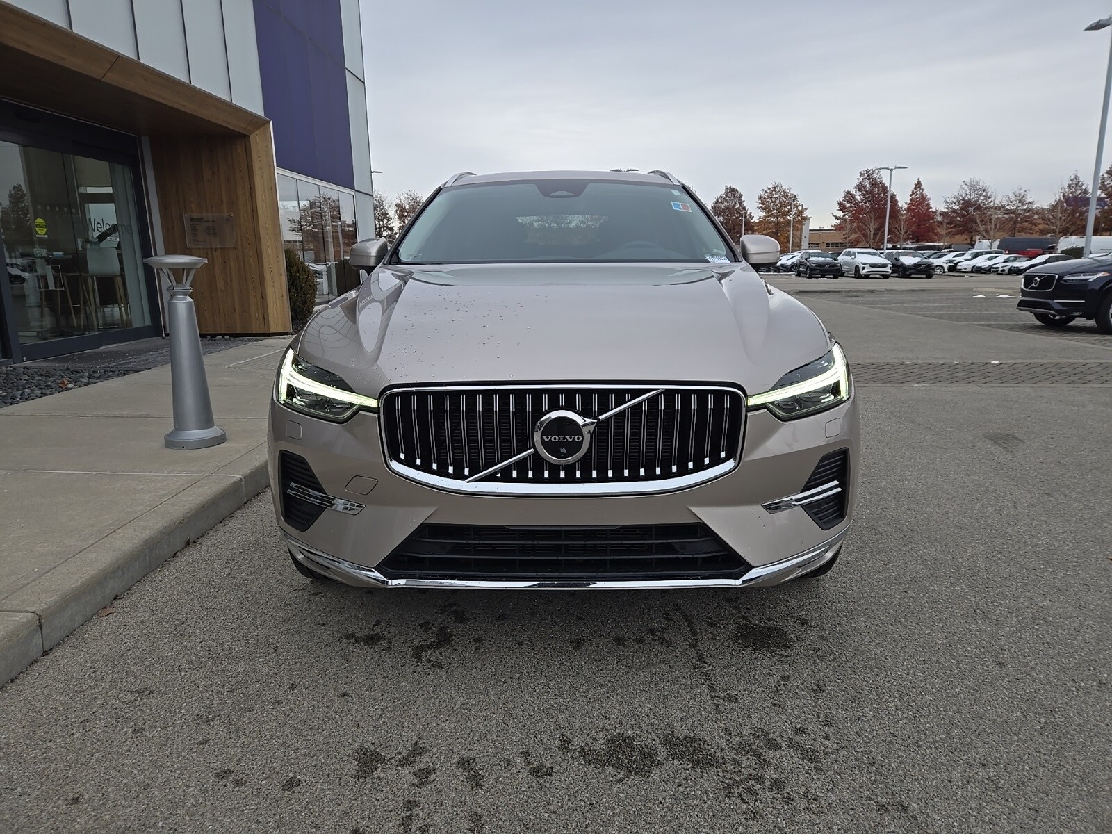 2023 Volvo XC60 B5 Plus photo 2
