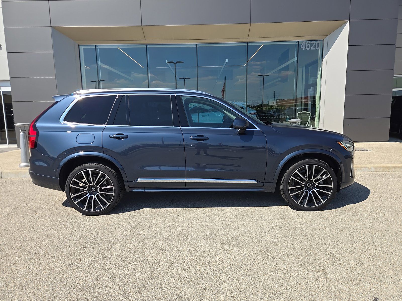2026 Volvo XC90 Plus - Photo 6