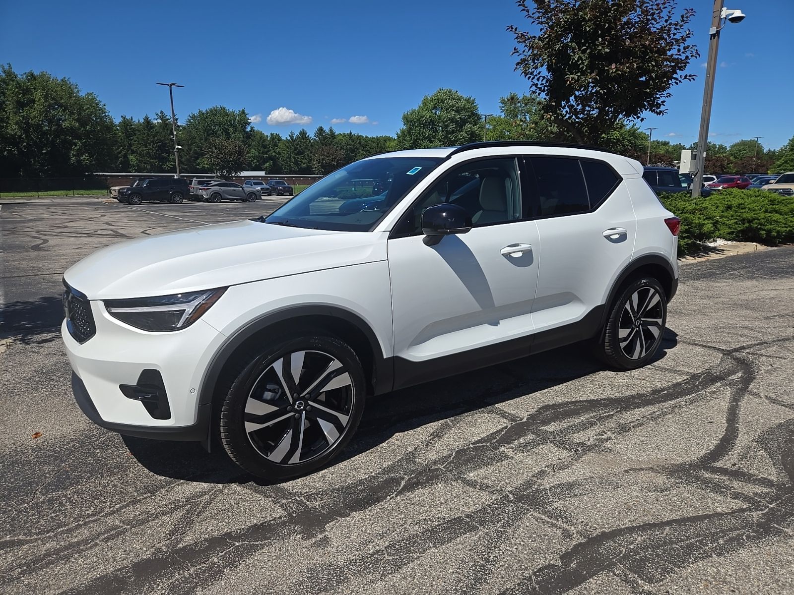 2026 Volvo XC40 B5 Plus Dark AWD's photo