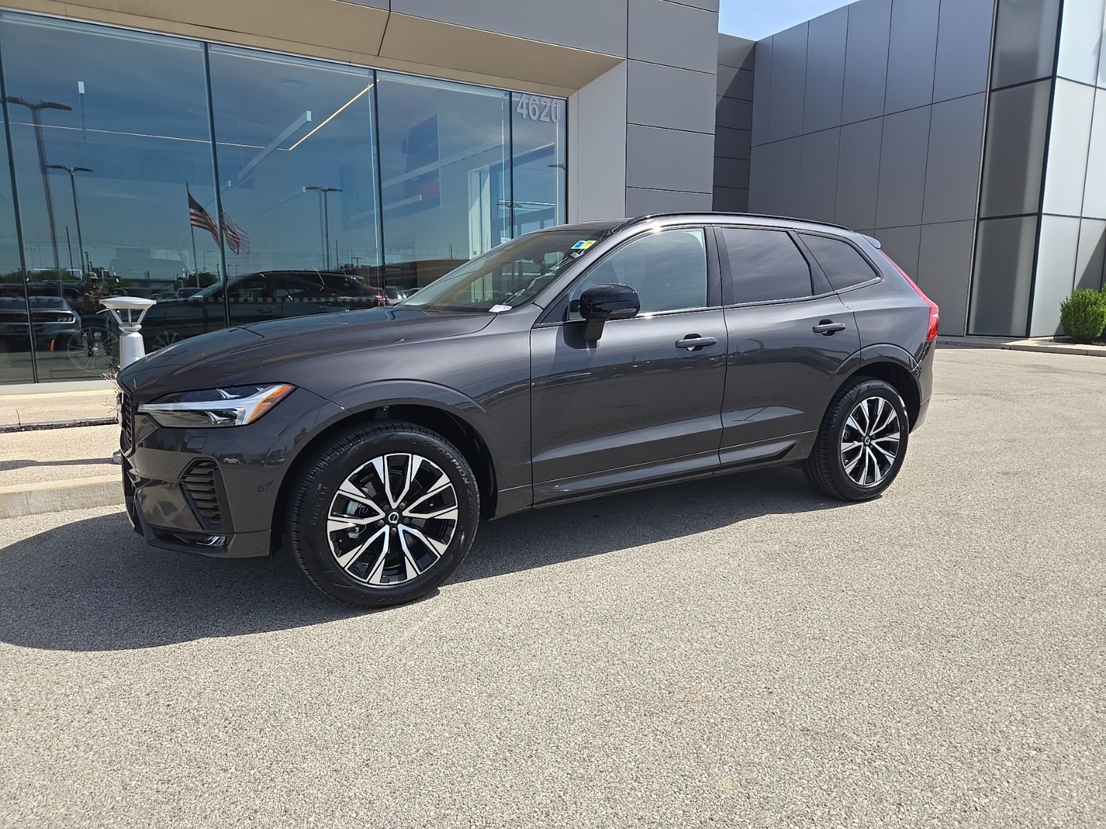 2025 Volvo XC60 B5 Plus Dark AWD's photo