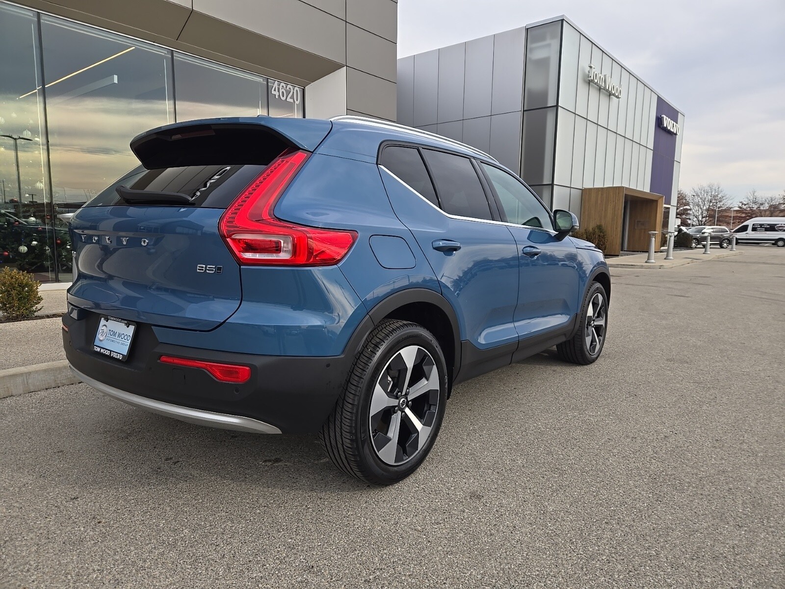2025 Volvo XC40 Plus photo 2