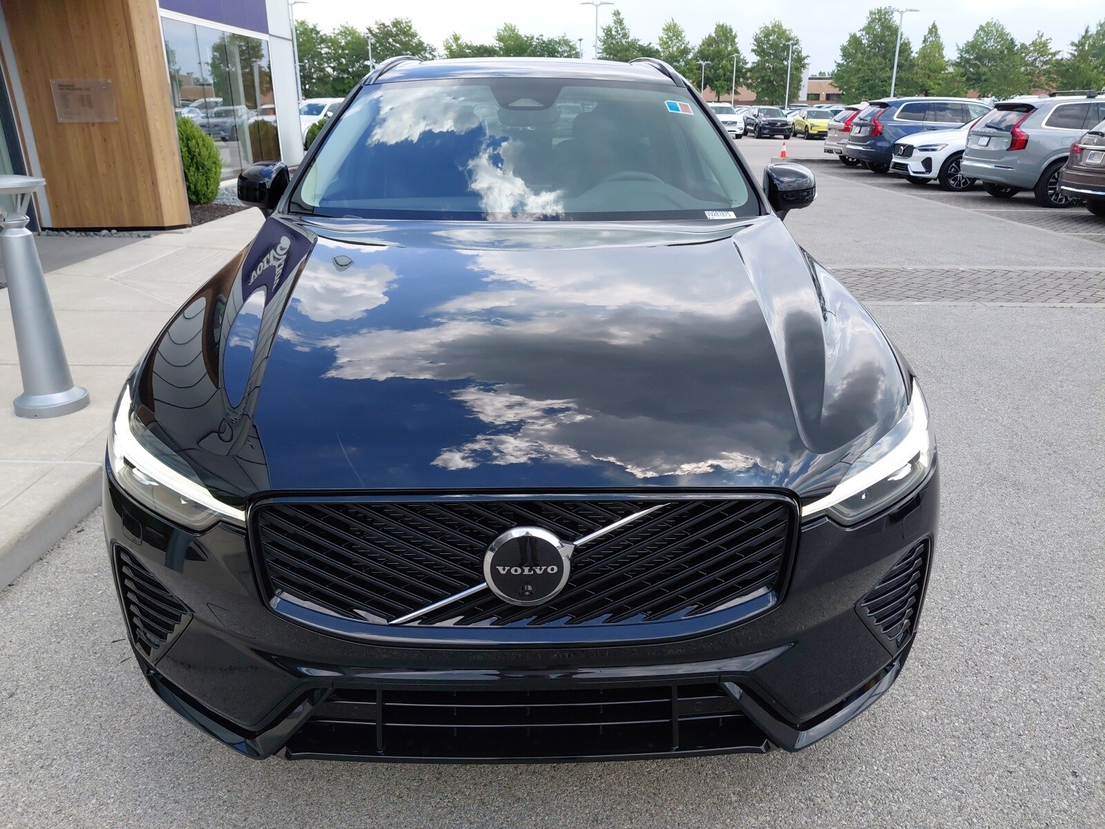 2026 Volvo XC60 Plus photo 3