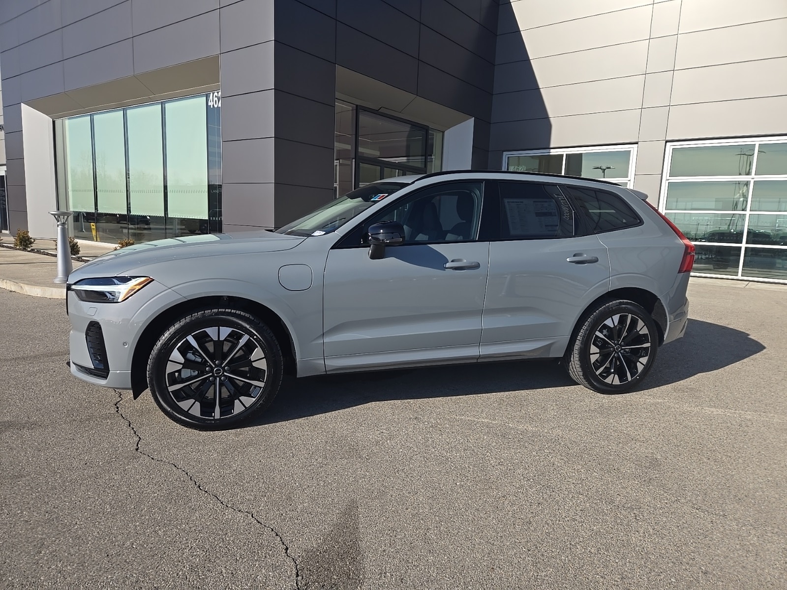 2026 Volvo XC60 Plus's photo