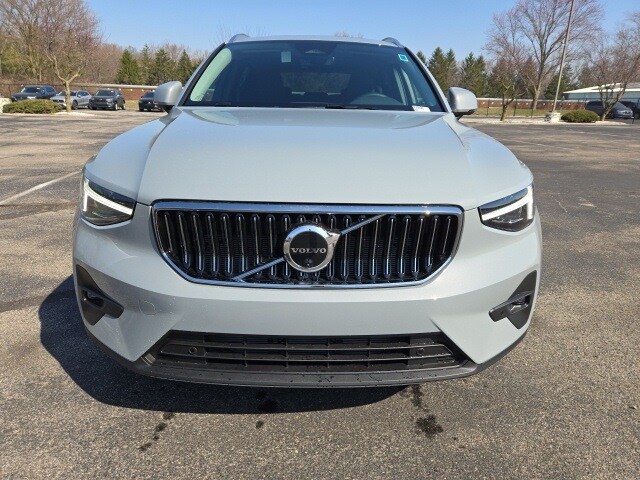 2025 Volvo XC40 photo 4