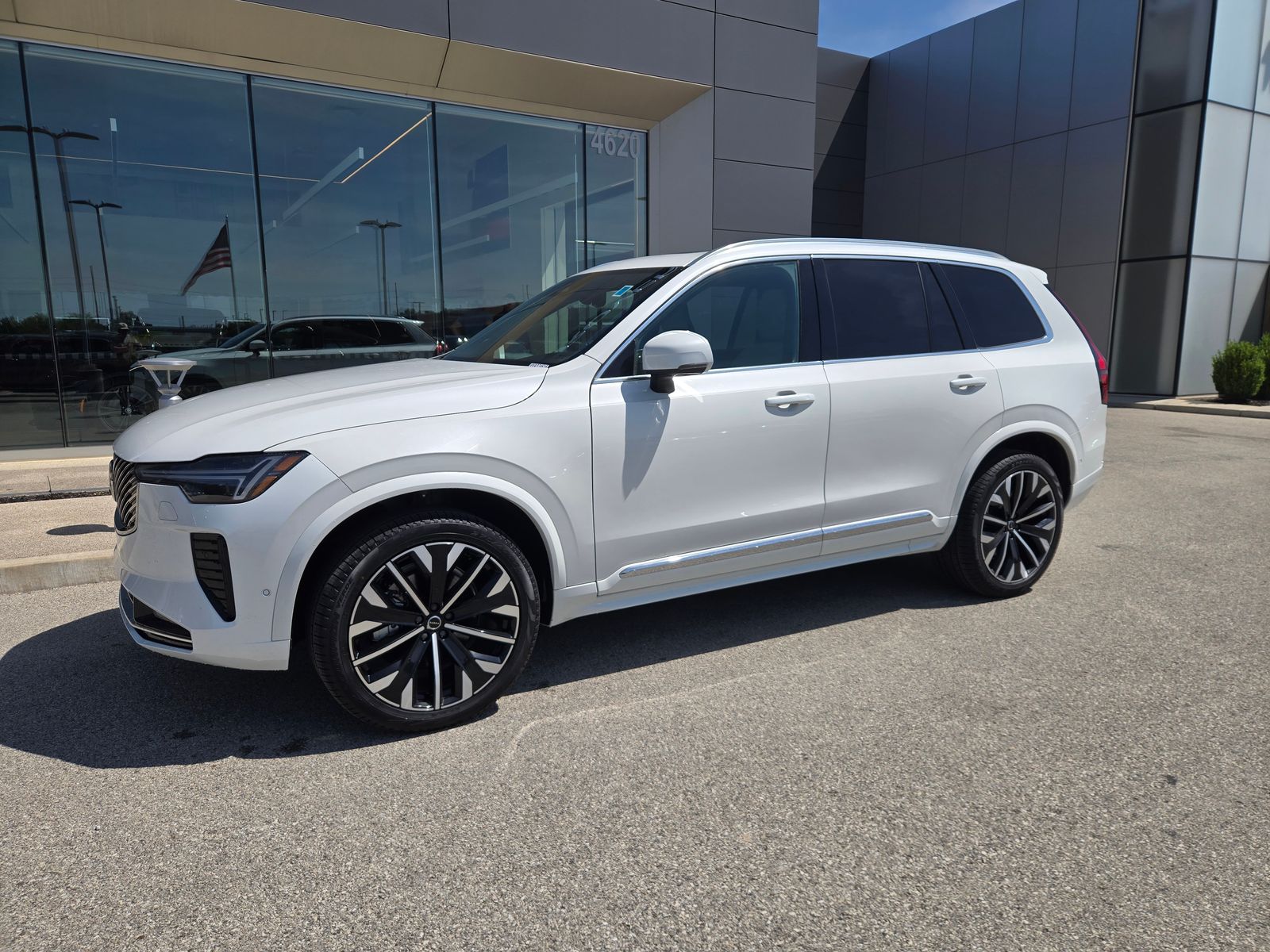 2025 Volvo XC90 B5 Plus Bright 4WD's photo