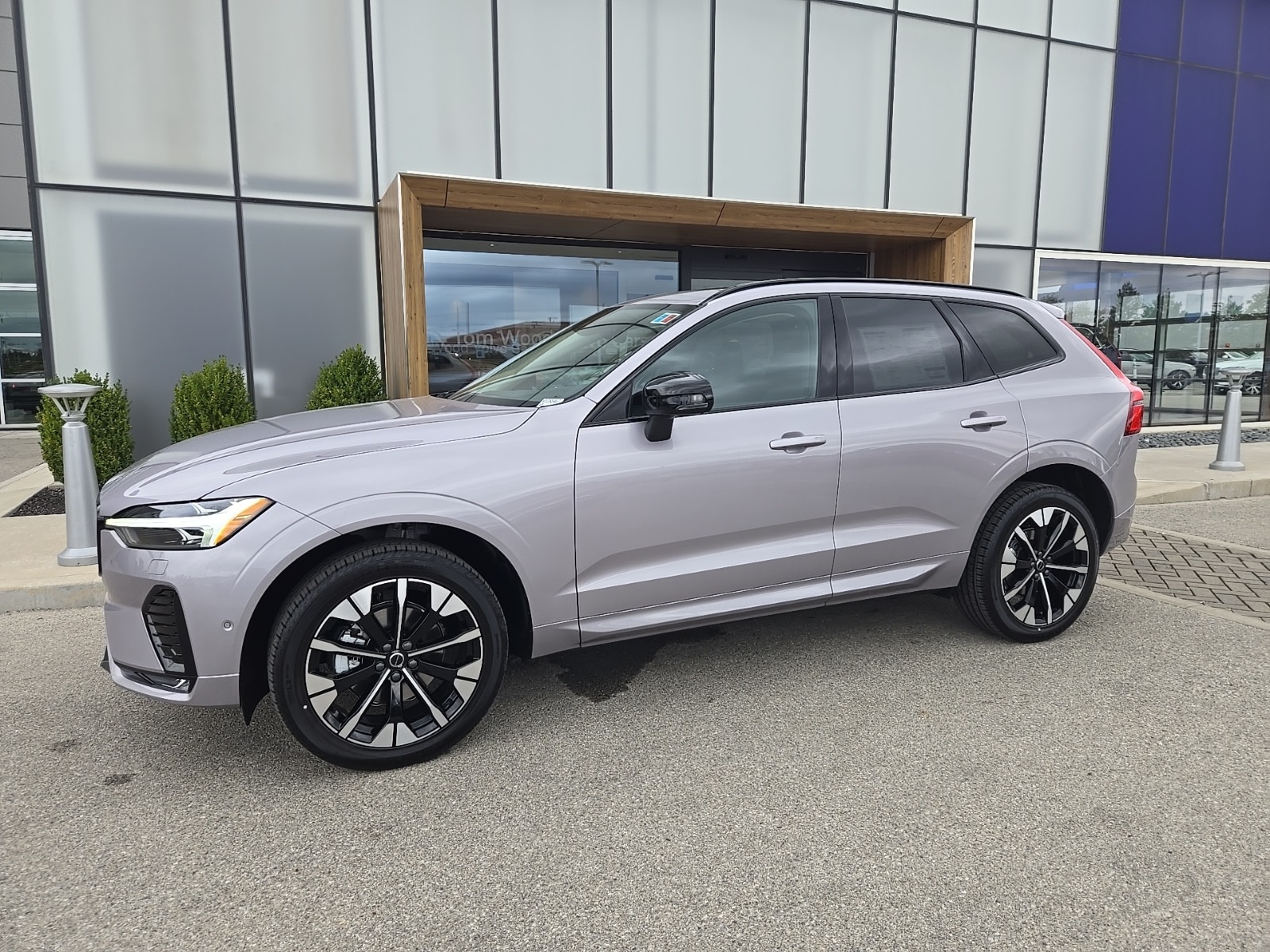 2026 Volvo XC60 Plus's photo