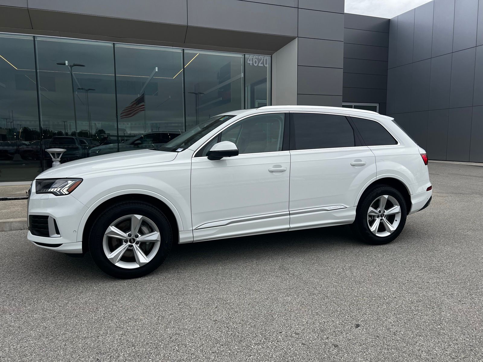2023 Audi Q7 45 Premium Plus quattro Tiptronic's photo
