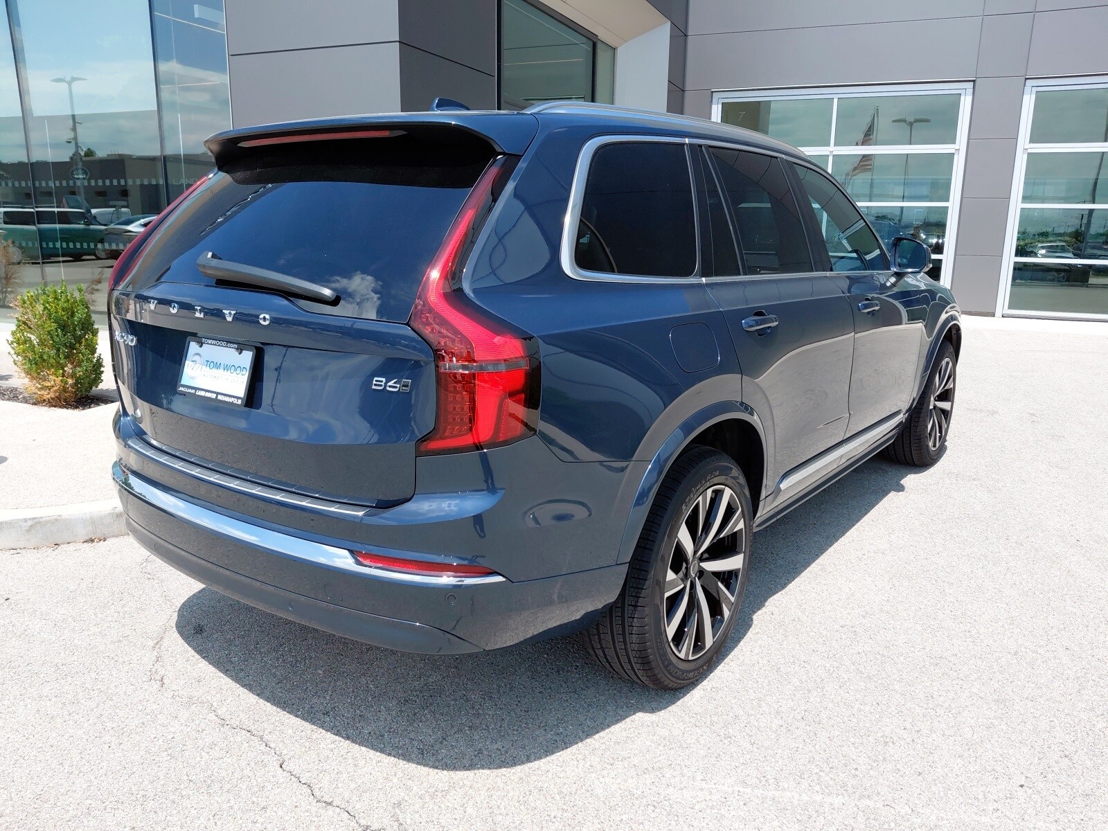2025 Volvo XC90 Core photo 2