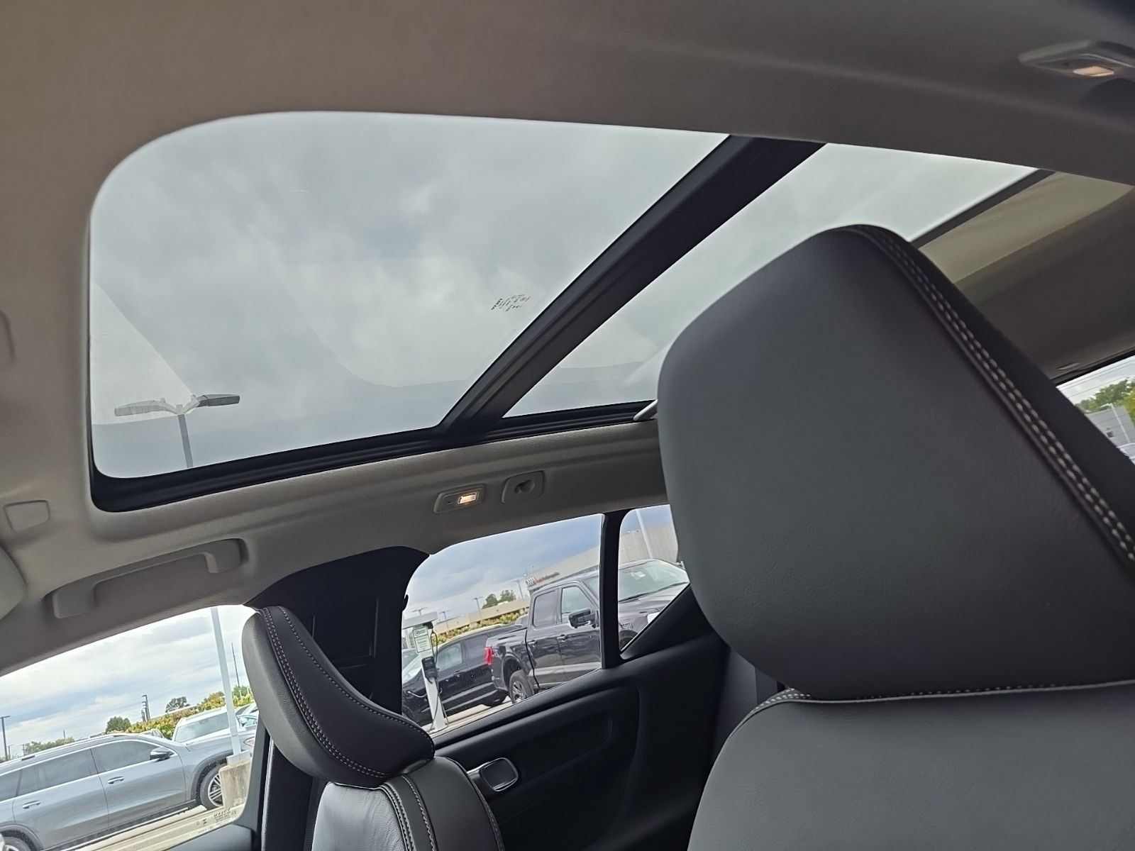 2026 Volvo XC40 Plus - Photo 18