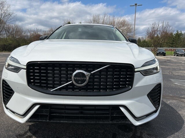 2025 Volvo XC60 T8 photo 3